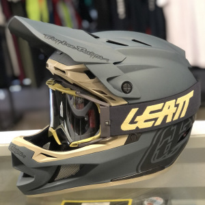Downhill helma TroyLeeDesigns D4 Composite Helmet MIPS Stealth Gray