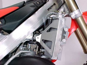 Výztuhy chladičů WorksConnection Radiator Braces Honda CR250R 05-07