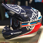 MX helma TroyLeeDesigns SE4 Composite Silhouette Team Navy White 2020 + brýle zdarma