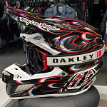 MX helma TroyLeeDesigns SE5 Carbon Helmet Torched Black Red 2025