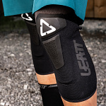 Chrániče kolen Leatt Knee Guard AirFlex Hybrid Black 2021
