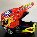 MX helma TroyLeeDesigns SE5 Composite Helmet Cosmic Explosion Red 2025